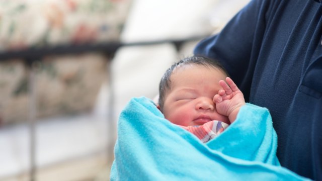 para ahli justru menyarankan membedong bayi longgar Foto: Shutterstock