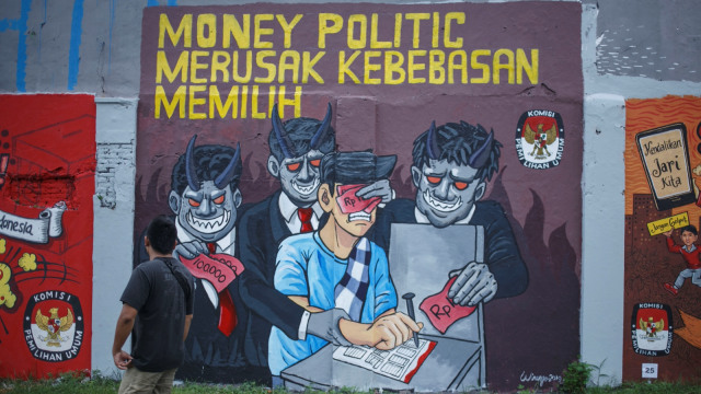Warga melihat mural bertema Pemilu 2019 di Stadion Kridosono, DI Yogyakarta. Foto: ANTARA FOTO/Hendra Nurdiyansyah