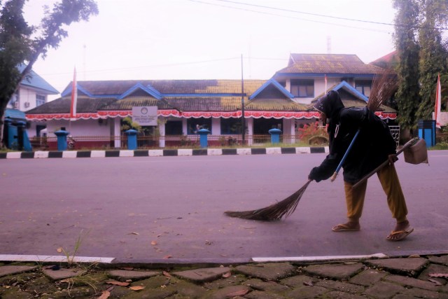 Wa Anggu saat menunaikan tugasnya sebagai penyapu jalanan, Selasa (5/3). Foto: Mufti/kendarinesiaid