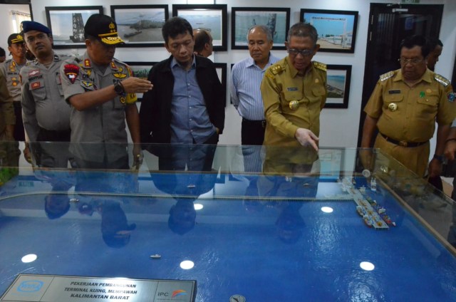 Gubernur Sutarmidji (kedua dari kanan) meninjau maket pembangunan Pelabuhan Internasional Kijing di Mempawah, Rabu (6/3). Foto: Dok. Humas Pemprov Kalbar.