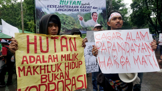 Aksi massa yang tergabung dalam Aliansi Cagar Alam Jawa Barat menyatakan pendapat di muka umum ke KLHK untuk menuntut pencabutan SK No. 25/ 2018, Jakarta,  Rabu (6/3/2019). Foto: Irfan Adi Saputra/kumparan