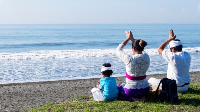 Ilustrasi keluarga bersembahyang sebelum hari raya Nyepi Foto: Shutterstock