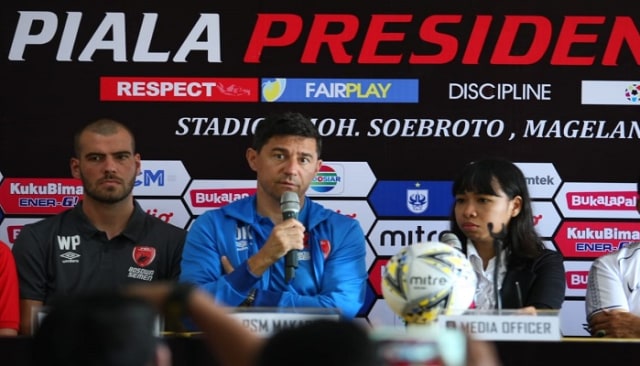 Pelatih PSM Makassar, Darije Kalezic dan Wiljan Pluim saat konferensi pers jelang laga PSM vs Kalteng Putra (Makassar Indeks).