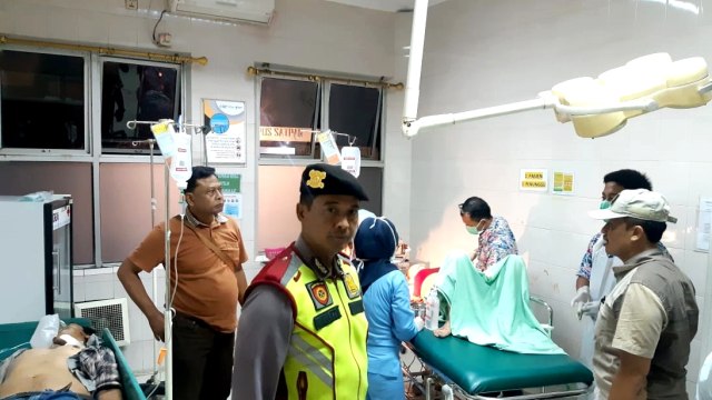 Polisi berjaga di ruang perawatan penusukan di bogor. Foto: Dok polres bogor