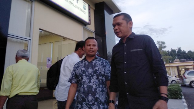 Forum Anak Nagari melaporkan Rocky Gerung ke Polda Sumbar karena diduga menghina H Agus Salim, Selasa 5 Maret 2019. (Irwanda/Langkan.id)