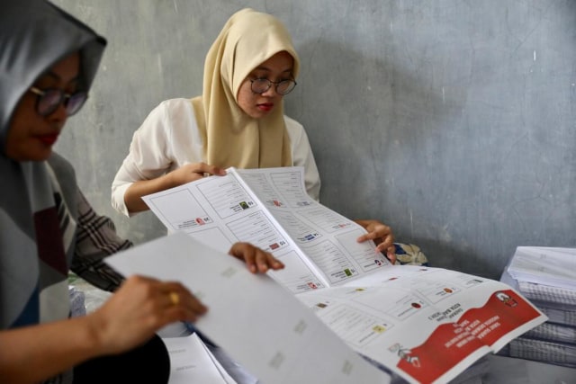 Relawan di Kota Banda Aceh melipat kertas suara untuk Pemilu Legislatif 2019, Rabu (6/3). Foto: Suparta/acehkini