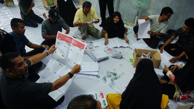 Proses pelipatan surat suara di gudang logistik Komisi Independen Pemilihan (KIP) di Jalan T Panglima Polem, Kampung Mulia, Banda Aceh. Foto: Zuhri Noviandi/kumparan