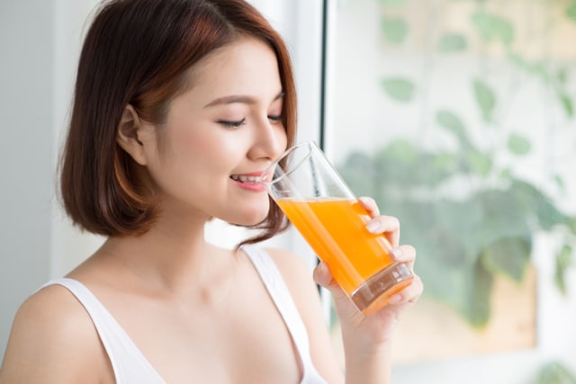 Ilustrasi mengonsumsi minuman sehat Foto: Shutterstock