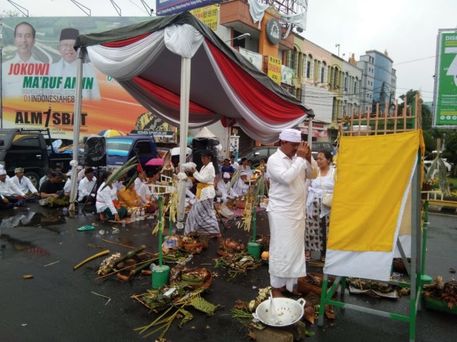 Pelaksanakan sembahyang umat Hindu di Tugu Adipura Bandar Lampung, Rabu (6/3) | Obbie Fernando/Lampung Geh