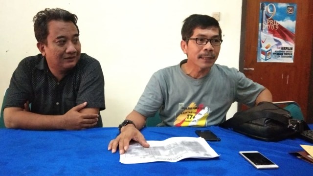 Ketua KPU Kota Tegal, Agus Widjonarko (kanan). (Foto: Reza Abineri/PanturaPost)