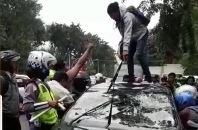 Potongan video hoaks mobil anak Wali Kota Tri Rismawati yang dirusak massa. Foto: Jatimnow