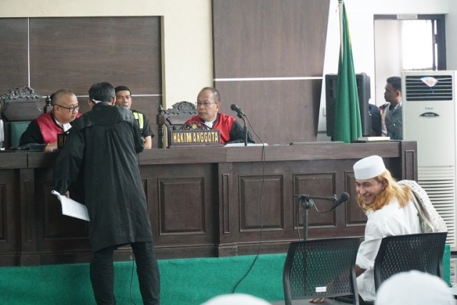 Terdakwa Bahar bin Smith dalam persidangan dugaan penganiayaan. (Ananda Gabriel)