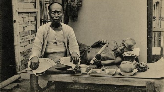 Pria pengguna opium berfoto bersama. Foto: Dok. KITLV 1405294