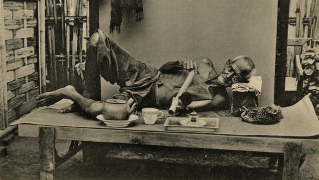 Seorang pria paruh baya pengguna opium. Foto: Dok. KITLV 1405261