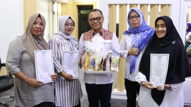Bupati Mamuju, Habsi Wahid, bersama perwakilan UMKM yang telah mengantongi sertifikat label halal dari Majelis Ulama Indonesia (MUI). Foto: Istimewa