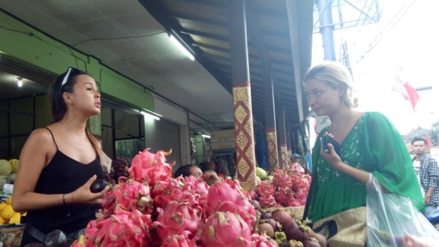 Turis pun memborong buah-buahan untuk persiapan Nyepi, Rabu (6/3) - kanalbali/LSU