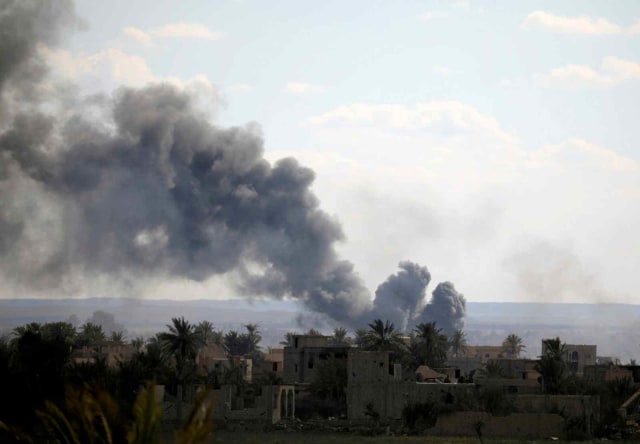 Gumpalan asap hitam membumbung di Baghouz. Foto: REUTERS / Rodi Said
