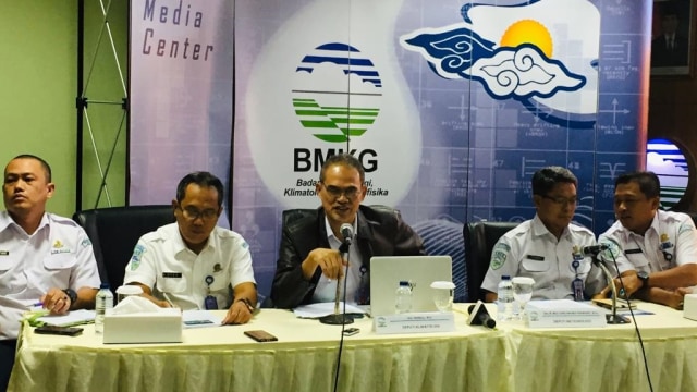 Deputi Klimatologi BMKG, Herizal, serta Deputi Meteorologi BMKG, R Mulyono Prabowo, menyampaikan siaran pers soal prakiraan kemarau 2019. Foto: Ajo Darisman/kumparan
