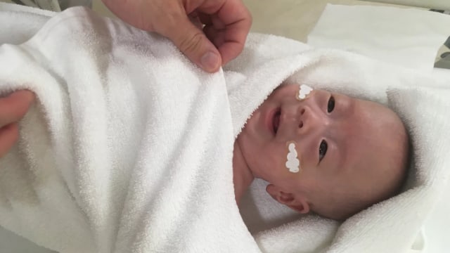 Bayi laki-laki yang lahir premature sebelum dibawa oleh keluarganya Foto: Keio University School of Medicine Department of Pediatrics