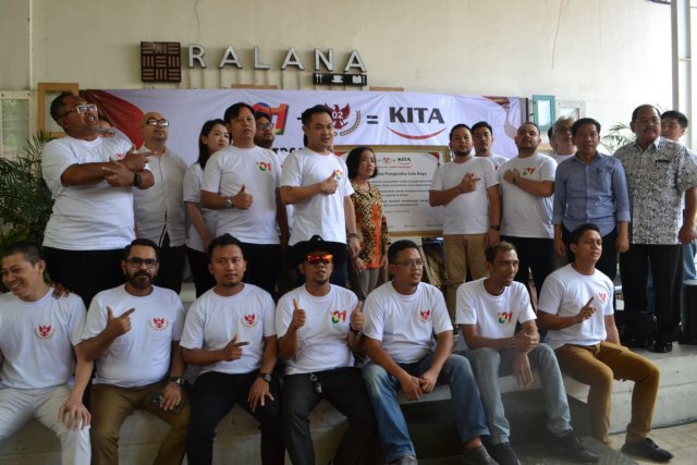 Komunitas Pengusaha Soloraya melakukan foto bersama setelah acara talkshow "Tekad Bersama Pengusaha Soloraya, Coblos Pilihanmu-Rukun Selamanya" pada Selasa (5/3/2019). (Tara Wahyu N.V.)