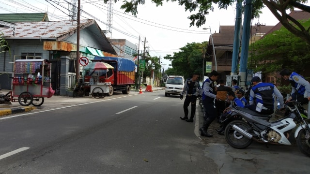 Petugas Dishub Banjarmasin berjaga di sepanjang Jalan Pierre Tendean, Rabu sre (6/3/2019). Foto: Zahidi/banjarhits.id