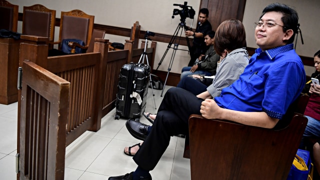 Terdakwa kasus dugaan perintangan penyidikan kasus korupsi Lucas bersiap menjalani sidang pembacaan tuntutan di Pengadilan Tipikor, Jakarta. Foto: Antara/Hafidz Mubarak A