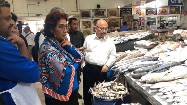 Menteri KKP Susi Pudjiastuti mengunjungi pasar ikan di Abu Dhabi bernama Mina Fish Market. Foto: Arifin Asydhad/kumparan