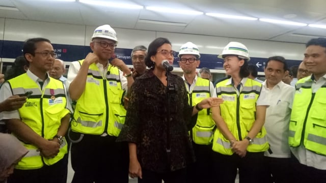 Menteri Keuangan Sri Mulyani usai menjajal MRT Jakarta, Rabu (6/3). Foto: Nicha Muslimawati/kumparan