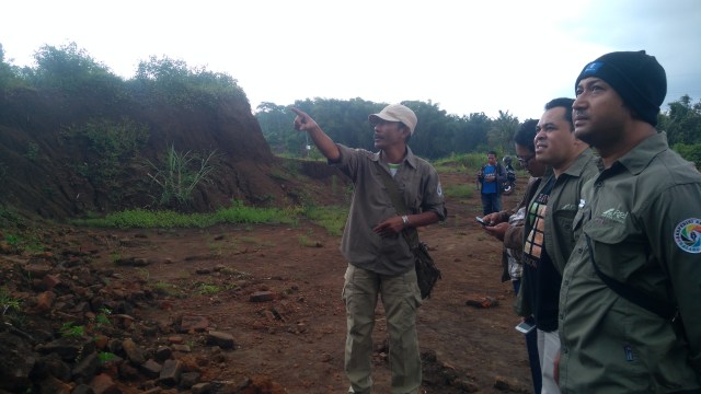 Sejarawan asal Universitas Negeri Malang (UM) Dwi Cahyono (kiri) saat meninjau lokasi penemuan situs purbakala dengan sejumlah wartawan, rabu (6/3).