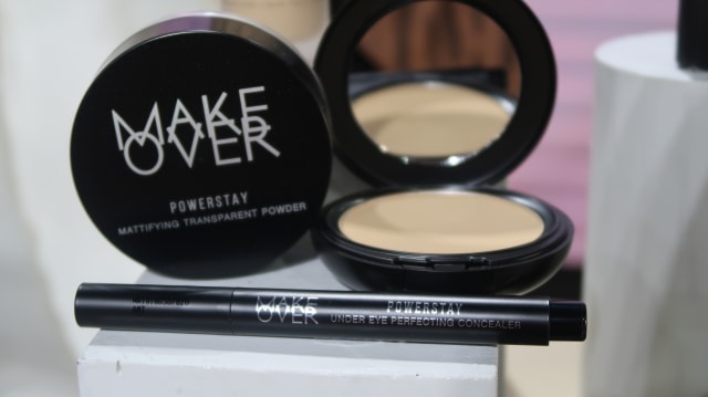 Make Over Powerstay telah lebih dulu merilis bedak transparan dan powder foundation. Foto: dok. Intan Kemala Sari/kumparan