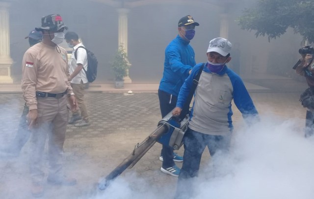 Walikota Jambi Syarif Fasha bersama tim turun melakukan fogging. Foto: Suwandi