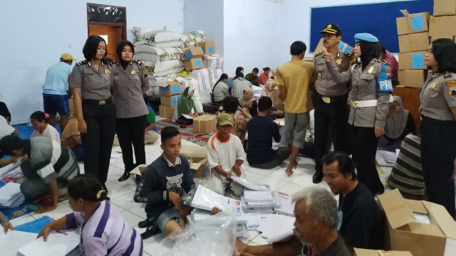 Petugas kepolisian Polres Blora saat lakukan penjagaan dan pemeriksaan petugas pelipatan surat suara di gudang KPUD Blora, Rabu (06/03/2019)