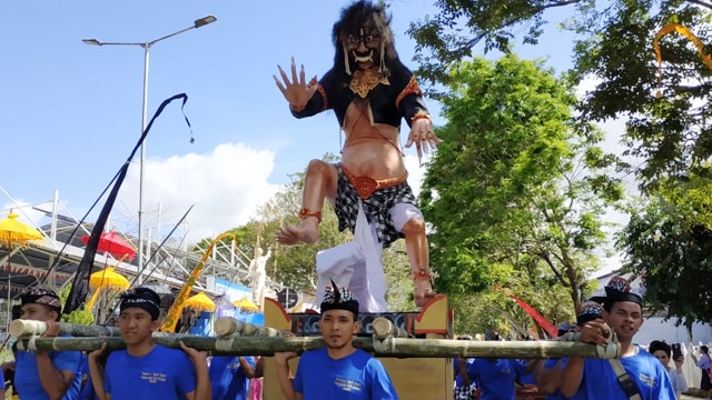 Ogoh-ogoh yang diarak di Festival yang diselenggarakan Umat Hindu Kota Manado, Rabu (6/3). Kegiatan ini menjadi agenda tahunan di Kota Manado.