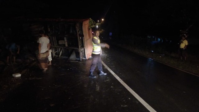 Truk nomor polisi S 8967 A yang terguling di jalan raya jurusan Bojonegoro - Ngawi, turut wilayah Dusun Payung Desa Geneng Kecamatan Margomulyo Bojonegoro, Rabu (06/03/2019) malam. 