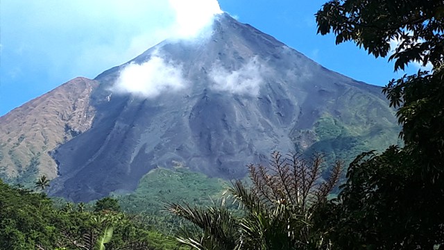 Gunung Karangetang di Kabupaten Siau Tagulandang Biaro (Sitaro), Sulawesi Utara selepas erupsi yang terjadi awal Februari 2019 lalu. Gunung ini menjadi salah gunung berapi teraktif di Indonesia