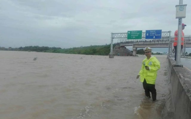 Jalan Tol Madiun KM 604-603 terendam banjir. Foto: Jatimnow