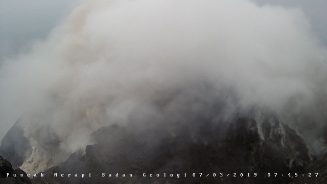 Kondisi puncak merapi saat luncurkan awan panas, Kamis (7/3/2019). Foto: Istimewa