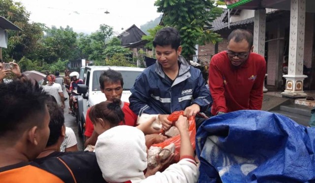 Wakil Bupati Trenggalek, Muhammad Nur Arifin atau Cak Ipin membagikan makanan ke warga terdampak banjir