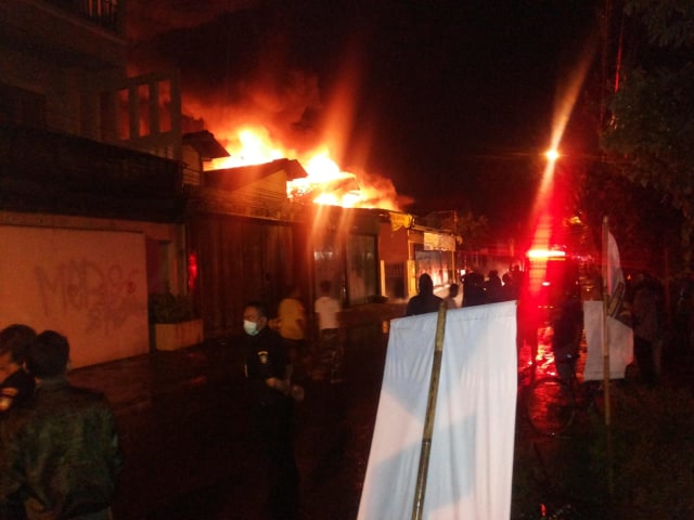 Kebakaran gudang dan rumah kosong di Jalan Dewi Sartika, Kelurahan Danukusuman, Solo, pada Rabu (06/03/2019) sekitar pkl 20.45 WIB. (Agung Santoso)