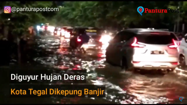 Banjir menggenangi jalan protokol di Kota Tegal. (Foto: Reza Abineri)