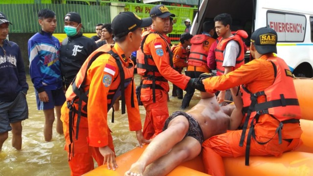 Tim Rescue Kantor SAR Bandung mengevakuasi korban banjir. Foto: Dok. Basarnas Bandung