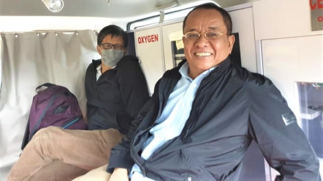 Rocky Gerung (kiri) bersama Said Didu di dalam mobil Ambulance. Foto: Dok. Said Didu