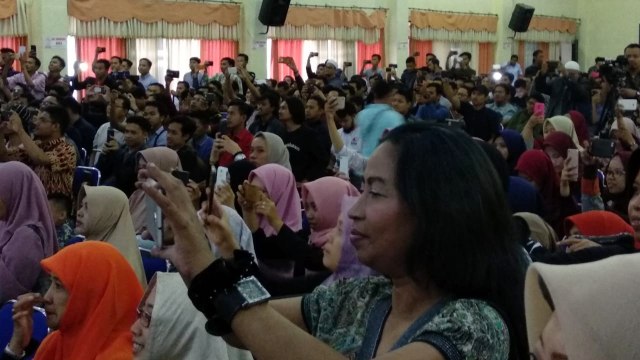 Suasana saat Rocky Gerung mengisi acara di Universitas Muhammadiyah Jember. Foto: Dok. Istimewa