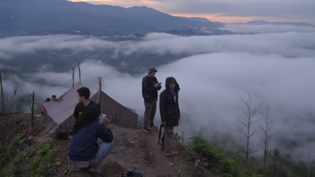 Pengunjung menikmati hamparan awan putih dari puncak Buntu Liarra di Mamasa, Sulawesi Barat. Foto: Dok. Zulkifli.