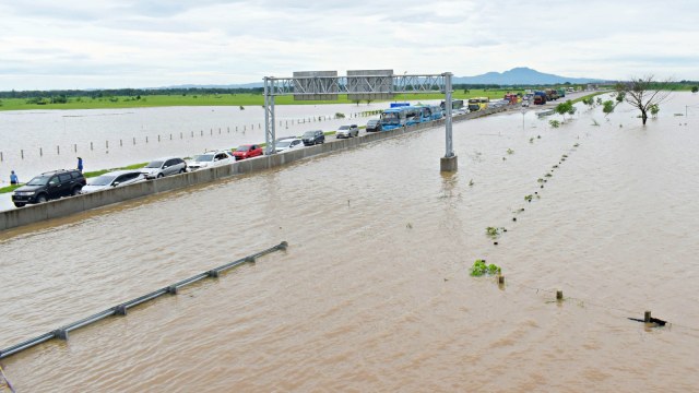 Susasana jalan tol Trans Jawa ruas Ngawi-Kertosono pada KM 603-604 yang terendam banjir di Desa Glonggong, Balerejo, Kabupaten Madiun. Foto: Antara/Siswowidodo