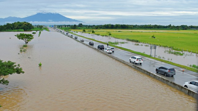 Susasana jalan tol Trans Jawa ruas Ngawi-Kertosono pada KM 603-604 yang terendam banjir di Desa Glonggong, Balerejo, Kabupaten Madiun. Foto: Antara/Siswowidodo