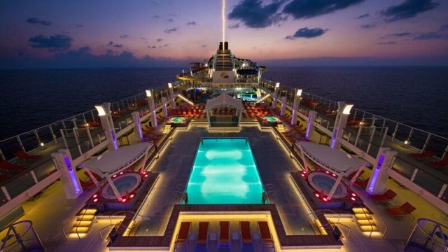 Main pool deck Genting Dream Cruise kala senja