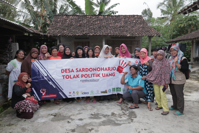 Warga Desa Sardonoharjo saat sosialisasi antipolitik uang