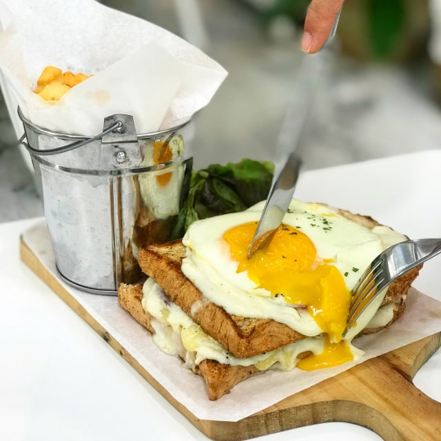 Sensasi Makan Siang di Toko Tanaman LOF Plants & Kitchen (46355)