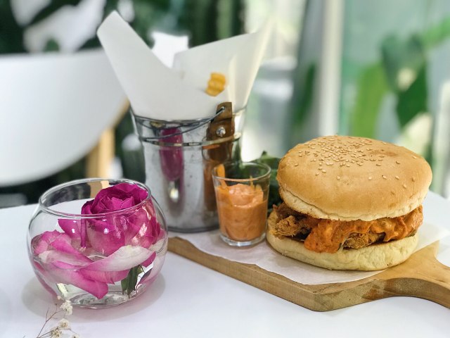 Sensasi Makan Siang di Toko Tanaman LOF Plants & Kitchen (46353)